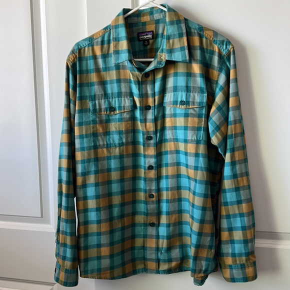 Patagonia botton up plaid shirt - Picture 2 of 4